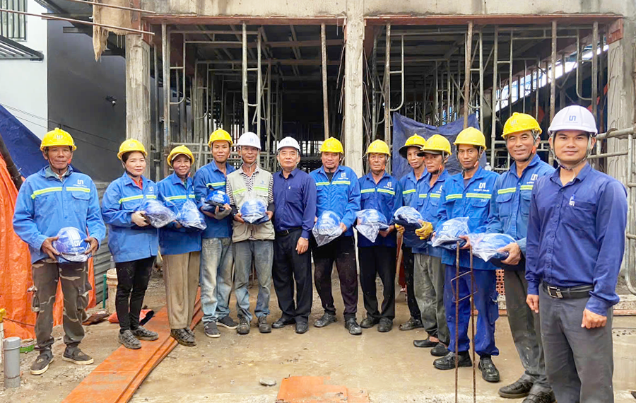 TRAO TẶNG ÁO MƯA VÀ NÓN BẢO HIỂM ĐẾN NHỮNG NGƯỜI ANH EM CÁN BỘ CÔNG NHÂN VIÊN CÔNG TY