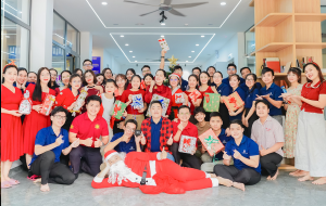 Chính Nam rộn ràng chào đón Giáng Sinh | Không khí Noel ấm áp tại văn phòng